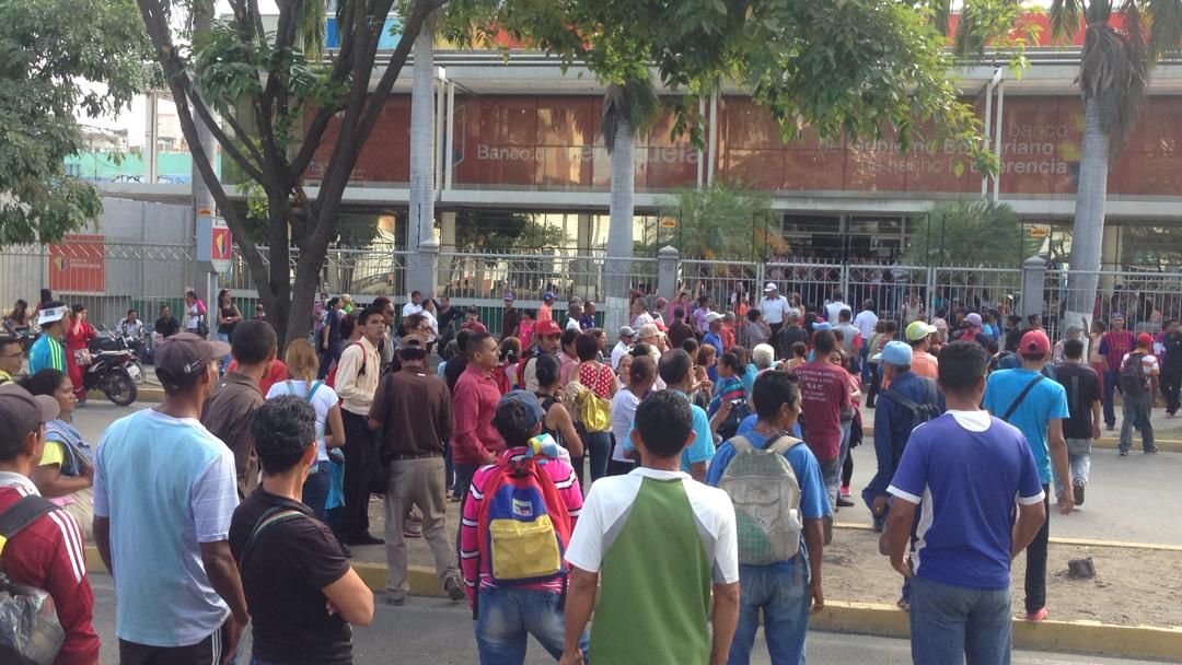 Protestan frente al banco de Venezuela de Puerto La Cruz para que entregue tarjetas de débito (foto)