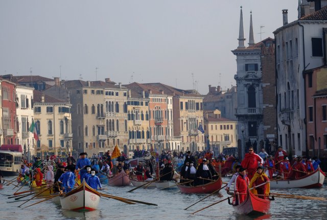 Venetians row during the masquerade parade on the Grand Canal during the Carnival in Venice, Italy January 28, 2018. REUTERS/Manuel Silvestri