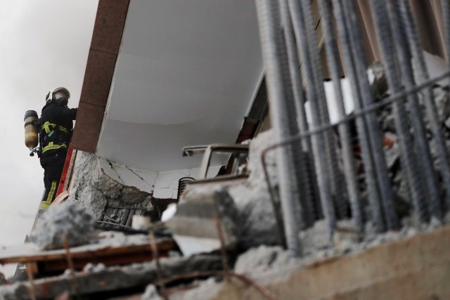 Un bombero busca sobrevivientes después de que un terremoto golpeara a Hualien, Taiwán el 7 de febrero de 2018. REUTERS / Tyrone Siu