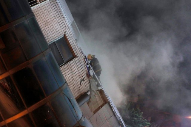 Un bombero busca sobrevivientes después de que un terremoto golpeara a Hualien, Taiwán el 7 de febrero de 2018. REUTERS / Tyrone Siu