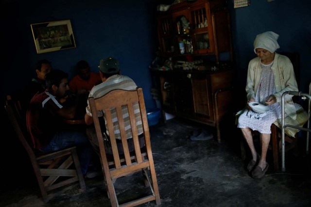 Workers have breakfast while they wait to load vegetables to transport and sell in Caracas, at the house of Humberto Aguilar in La Grita, Venezuela January 29, 2018. REUTERS/Carlos Garcia Rawlins SEARCH "LAWLESS ROADS" FOR THIS STORY. SEARCH "WIDER IMAGE" FOR ALL STORIES.?