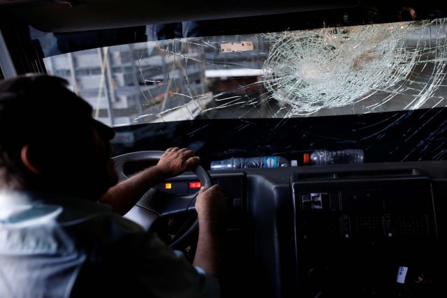 Andrés Pernia conduce su camión con un parabrisas roto cuando llega a revisar los neumáticos en una tienda en La Grita, Venezuela, el 29 de enero de 2018. REUTERS / Carlos Garcia Rawlins