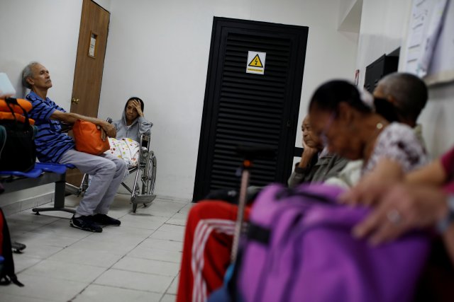Kidney disease patients and their relatives wait at the waiting room of a dialysis center in Caracas, Venezuela February 6, 2018. Picture taken February 6, 2018. REUTERS/Carlos Garcia Rawlins