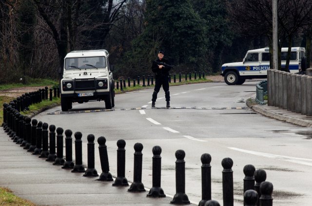 La policía vigila el edificio de la embajada de los Estados Unidos en Podgorica, Montenegro, el 22 de febrero de 2018. REUTERS / Stevo Vasiljevic