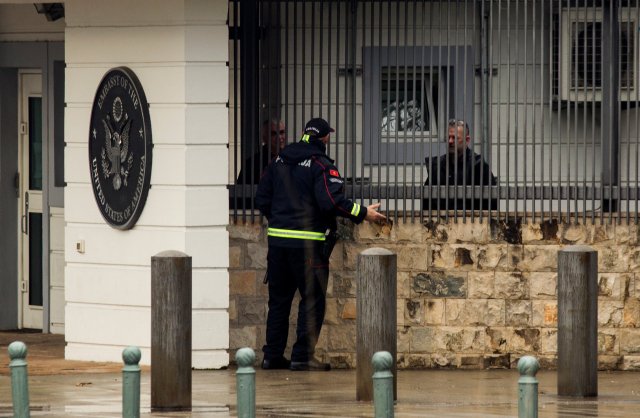 Un policía habla con el personal de la embajada de los Estados Unidos en Podgorica, Montenegro, el 22 de febrero de 2018. REUTERS / Stevo Vasiljevic