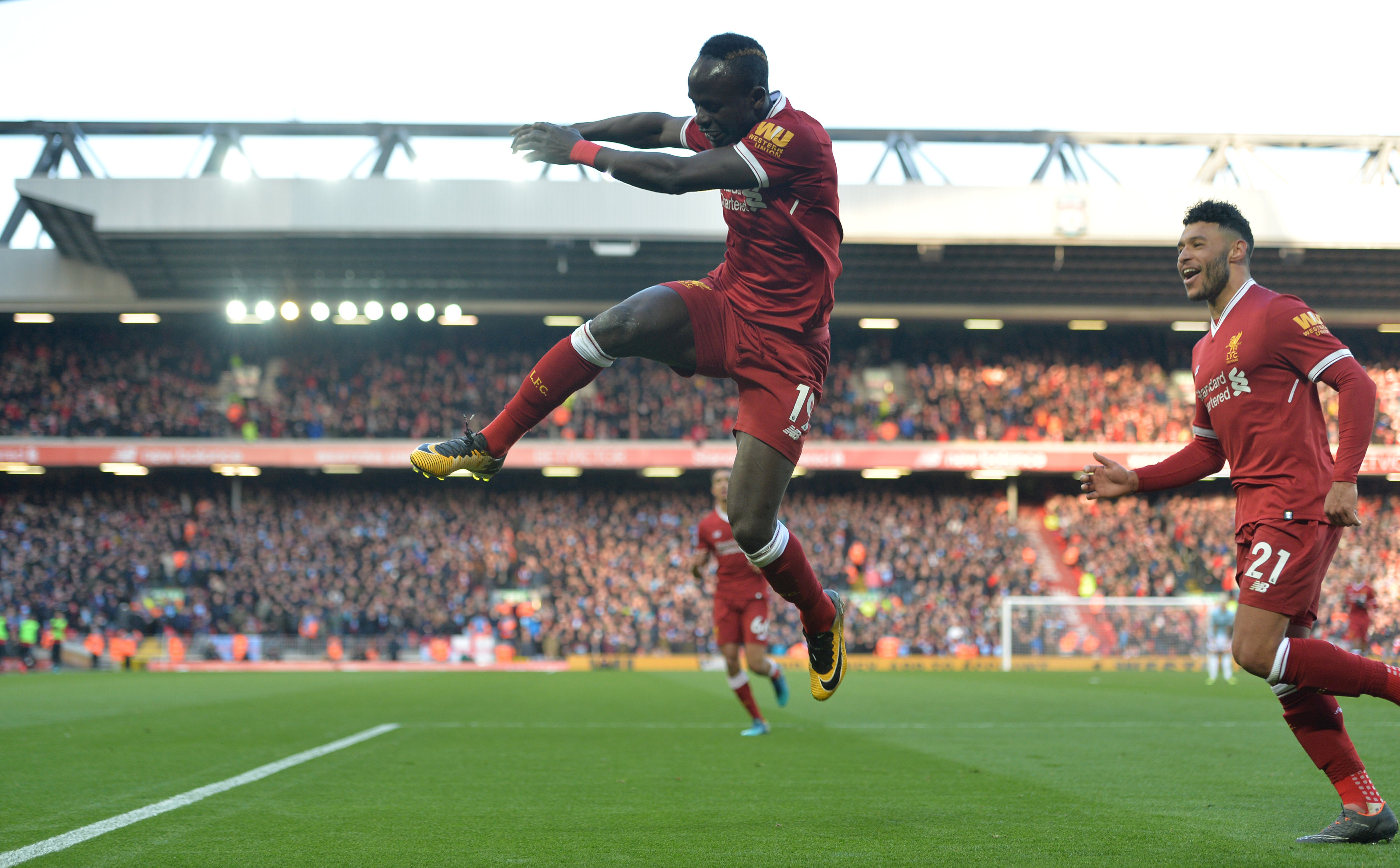 Liverpool tumba al Chelsea con doblete de Mané en el debut de Thiago