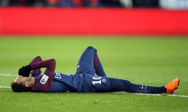 El delantero del Paris Saint Germain Neymar en el suelo tras sufrir una lesión en un duelo frente al Olympique de Marsella en París, feb 25, 2018.    REUTERS/Stephane Mahe