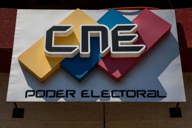 CAR010. CARACAS (VENEZUELA), 05/02/2018.- Detalle de las iniciales del Consejo Nacional Electoral (CNE) de Venezuela en la entrada frontal de su sede, previo a una conferencia de prensa de su rectora principal, Tañía D'Amelio, hoy, lunes 5 de febrero de 2018, en Caracas (Venezuela). Los portavoces del Gobierno y la oposición de Venezuela, así como las autoridades electorales, dejaron hoy en vilo al país que esperaba conocer en esta jornada la fecha de los comicios presidenciales y si hubo algún acuerdo en la mesa de diálogo político en República Dominicana. D' Amelio informó a periodistas que el Consejo Nacional Electoral (CNE) está en "sesión permanente" para decidir la fecha en que se celebrarán esas votaciones, que por decreto de la oficialista Asamblea Nacional Constituyente (ANC) deben concretarse antes de mayo. EFE/Miguel Gutiérrez