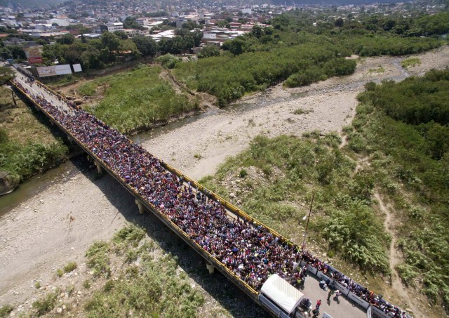 CUC205. CÚCUTA (COLOMBIA), 09/02/2018.- Fotografía cedida por el diario La Opinión, donde se observa una vista aérea del Puente Internacional Simón Bolívar mientras miles de ciudadanos venezolanos cruzan hacia Colombia hoy, viernes 9 de febrero de 2018, en Cúcuta (Colombia). Miles de venezolanos que intentan entrar a Colombia por el paso fronterizo de Cúcuta protagonizaron hoy momentos de tensión en el puente internacional Simón Bolívar donde comenzaron a regir nuevos controles de acceso. La multitud, que desde tempranas horas espera bajo un sol inclemente que las autoridades colombianas revisen sus documentos, intentó saltarse las vallas metálicas, lo que obligó a la intervención policial. EFE/Juan Pablo Cohen/La Opinión/SOLO USO EDITORIAL/NO VENTAS