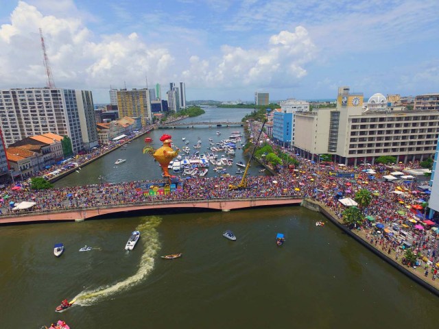 BRA29. RECIFE (BRASIL), 10/02/2018.- El bloco Galo da Madrugada, divierte hoy, sábado 10 de febrero de 2018, a unas dos millones de personas en la ciudad de Recife (Brasil). El bloco Galo da Madrugada y Cordao da Bola Preta, cuyo desfile atrajo a 1,5 millones en Río de Janeiro, volvieron a confirmarse hoy como las dos mayores comparsas de carnaval del mundo. El Galo da Madrugada, ya registrado como la mayor comparsa de carnaval del mundo por el libro Guinness de Récords, inició a primera hora de hoy, tras un espectáculo de fuegos pirotécnicos, un desfile con el que se propuso a animar, con decenas de orquestas y atracciones, a las dos millones de personas que desde temprano abarrotaron las calles del centro histórico de Recife, la mayor ciudad del nordeste de Brasil. EFE/NEY DOUGLAS