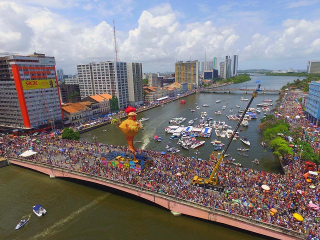 BRA32. RECIFE (BRASIL), 10/02/2018.- El bloco Galo da Madrugada, divierte hoy, sábado 10 de febrero de 2018, a unas dos millones de personas en la ciudad de Recife (Brasil). El bloco Galo da Madrugada y Cordao da Bola Preta, cuyo desfile atrajo a 1,5 millones en Río de Janeiro, volvieron a confirmarse hoy como las dos mayores comparsas de carnaval del mundo. El Galo da Madrugada, ya registrado como la mayor comparsa de carnaval del mundo por el libro Guinness de Récords, inició a primera hora de hoy, tras un espectáculo de fuegos pirotécnicos, un desfile con el que se propuso a animar, con decenas de orquestas y atracciones, a las dos millones de personas que desde temprano abarrotaron las calles del centro histórico de Recife, la mayor ciudad del nordeste de Brasil. EFE/NEY DOUGLAS