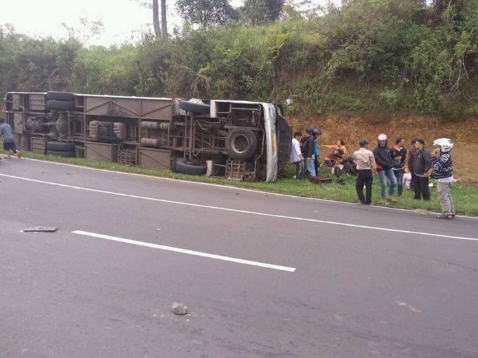 Al menos 27 muertos en un accidente de autobús en Indonesia