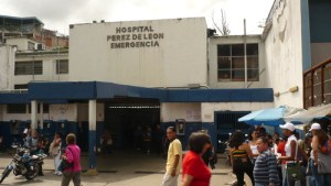 Reportan un muerto y heridos por enfrentamiento frente a Hospital Pérez de León de Petare