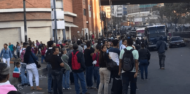 Metro de Caracas presenta retraso en la estación Petare (Foto: Tránsito PNB Contigo @TransitoContigo) 