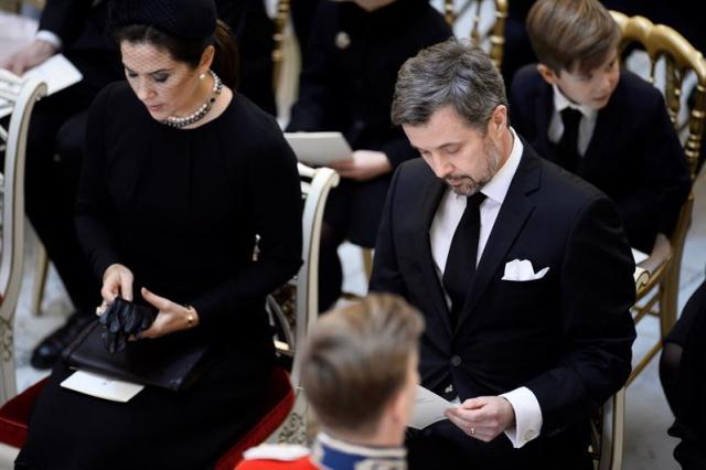 El príncipe heredero Federico de Dinamarca (dcha), junto a su esposa, la princesa María (izda), acuden al funeral del príncipe consorte Enrique de Dinamarca, en la iglesia del Palacio de Christiansborg, en Copenhague, Dinamarca, hoy, 20 de febrero de 2018. El marido de Margarita II de Dinamarca, actual reina de Dinamarca, falleció el pasado 13 de febrero a los 83 años. EFE/ Mads Claus Rasmussen PROHIBIDO SU USO EN DINAMARCA