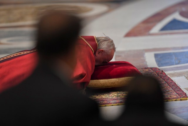 Pope Francis lies on the ground to pray during the Celebration of the Lord's Passion on Good Friday at St Peter's basilica, on March 30, 2018 in Vatican. Christians around the world are marking the Holy Week, commemorating the crucifixion of Jesus Christ, leading up to his resurrection on Easter. / AFP PHOTO / Andreas SOLARO