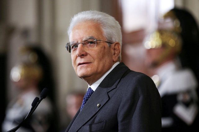 El presidente italiano Sergio Mattarella se va al final de sus consultas en el Palacio Quirinale en Roma, Italia, el 10 de diciembre de 2016. REUTERS / Alessandro Bianchi / Foto del archivo