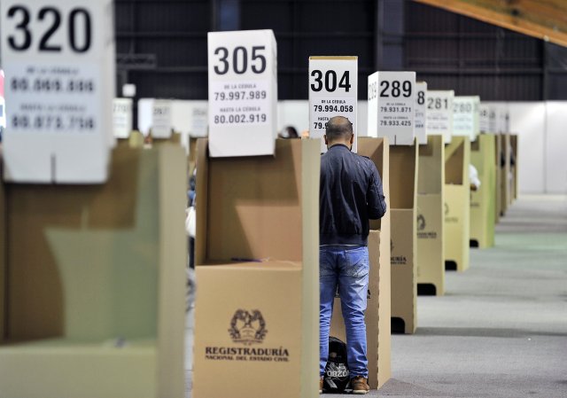 A man casts his vote during the legislative elections in Bogota, Colombia March 11, 2018. REUTERS/Carlos Julio Martinez NO RESALES. NO ARCHIVES.