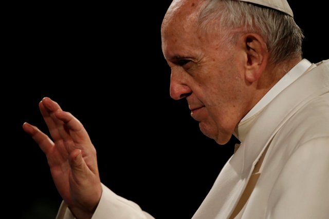 Pope Francis waves to the faithful after the Via Crucis (Way of the Cross) procession during Good Friday celebrations at the Colosseum in Rome, Italy March 30, 2018. REUTERS//Stefano Rellandini