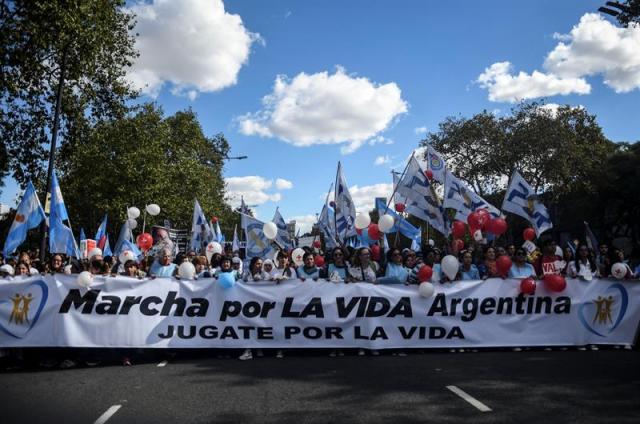 Miles de personas participan hoy, domingo 25 de marzo de 2018, de la iniciativa mundial denominada Marcha por la Vida, contraria a la legalización del aborto, y que coincide con la celebración del Domingo de Ramos y el Día del Niño por Nacer, en Buenos Aires (Argentina). "Esto es la reacción de la gente que defiende la vida en Argentina", dijo a la prensa Alejandro Geyer, coordinador nacional de la marcha, que tuvo como principal escenario el barrio de Palermo de la capital, en la que varios oradores se expresaron contra el aborto. EFE/Telam/Osvaldo Fanton