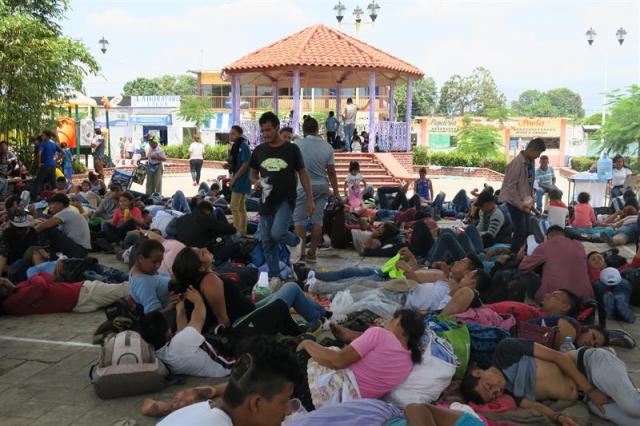 Migrantes centroamericanos descansan en la población de Mapastepec, en el estado de Chiapas (México) este 26 de marzo de 2018. A pie o pidiendo un "ride", más de mil migrantes centroamericanos atraviesan estos días México rumbo a Estados Unidos en una caravana que este año ha multiplicado sus participantes debido a la delicada situación que vive Honduras. Las jornadas del llamado "Viacrucis migrantes en la lucha", nombre que adquiere por su coincidencia con la Semana Santa, comienzan pronto; los migrantes empiezan su camino a las cinco de la mañana, para aprovechar las horas en las que el sol no golpea tan fuerte. EFE/Isabel Reviejo