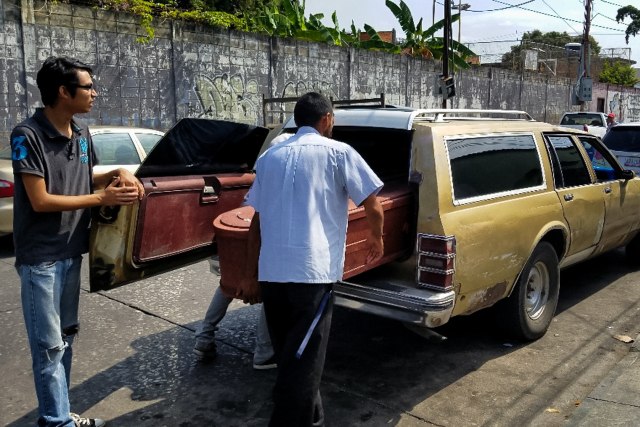 Un hombre carga con el ataúd de una víctima que murió en el incendio del centro de reclusión de la Policía Estadal de Carabobo (centro) hoy, jueves 29 de marzo de 2018 en Valencia (Venezuela). Varias de las principales ONG venezolanas responsabilizaron hoy al Ejecutivo encabezado por Nicolás Maduro de la muerte ayer de 68 personas en un incendio en una comisaria en el centro del país. EFE/Heberlizeth González