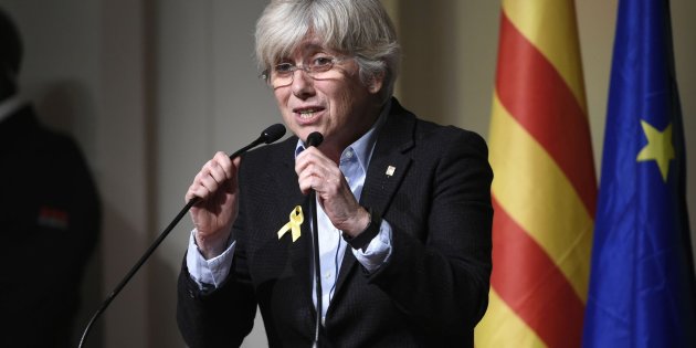 Former Councillor of Education of the Generalitat of Catalonia Clara Ponsati delivers a speech during a meeting with Catalan mayors in Brussels on November 7, 2017. Around 200 pro-independence Catalan mayors flew to Brussels on November 7 and held a protest demanding the release of their region's "political prisoners". Puigdemont claimed on November 7, 2017, that he fled to Belgium because Spain was preparing a "wave of oppression and violence" against his separatist movement.  / AFP PHOTO / JOHN THYS