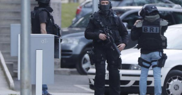 Policía francesa busca a hombre que lanzó su auto contra unos soldados