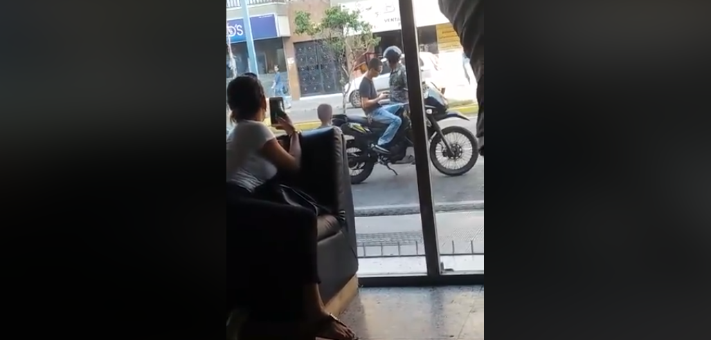 Policías matraqueros robaron a motorizado que no les dio “para el café” (Video)