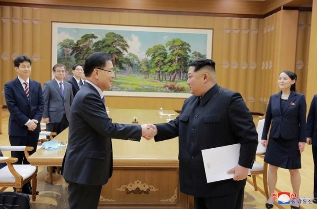 El líder norcoreano, Kim Jong Un (derecha), estrecha la mano de un miembro de una delegación especial del presidente de Corea del Sur en esta foto publicada por la Agencia Central de Noticias de Corea del Norte (KCNA) el 6 de marzo del 2018. Reuters