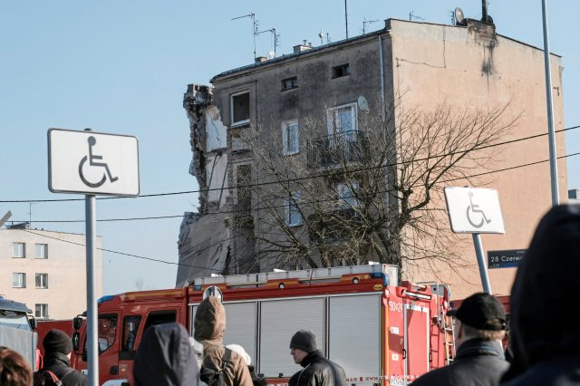 A partially collapsed apartment building is pictured after a gas explosion, which caused the death of four people, according to local media, in Poznan, Poland, March 4, 2018. Agencja Gazeta/Piotr Skornicki via  REUTERS ATTENTION EDITORS - THIS IMAGE WAS PROVIDED BY A THIRD PARTY. POLAND OUT. NO COMMERCIAL OR EDITORIAL SALES IN POLAND.