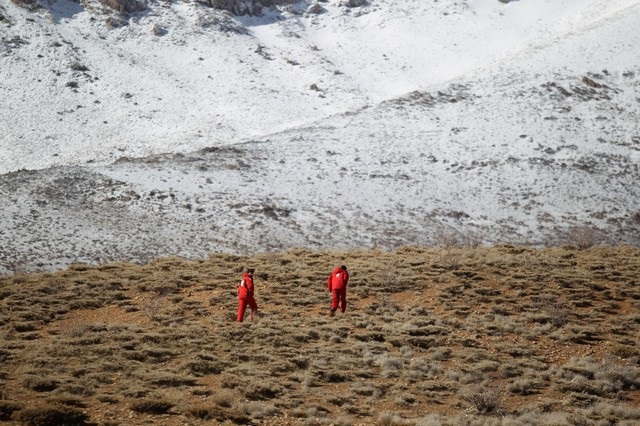 Miembros del equipo de emergencias y de rescate buscan los restos del avión estrellado en una zona montañosa del dentro de Irán el 19 de febrero de 2018. REUTERS/Tasnim News Agency