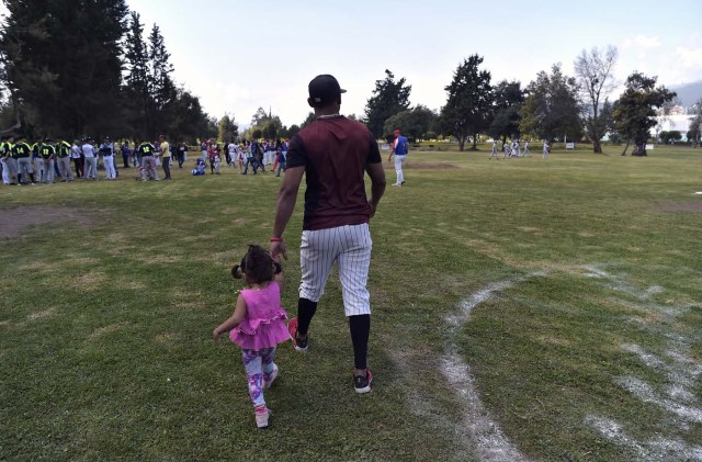 Venezuelan immigrants take part in the inauguration of the Pichincha League Softball Championship, at Parque Bicentenario, in Quito on March 18, 2018. The increase in the number of Venezuelan immigrants in Ecuador leaded to growth of the softball league from four to 16 teams in the last years, with some 450 players in total. / AFP PHOTO / Rodrigo BUENDIA / TO GO WITH AFP STORY BY PAOLA LOPEZ