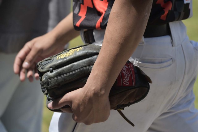 A Venezuelan immigrant takes part in the inauguration of the Pichincha League Softball Championship, at Parque Bicentenario, in Quito on March 18, 2018. The increase in the number of Venezuelan immigrants in Ecuador leaded to growth of the softball league from four to 16 teams in the last years, with some 450 players in total. / AFP PHOTO / Rodrigo BUENDIA / TO GO WITH AFP STORY BY PAOLA LOPEZ