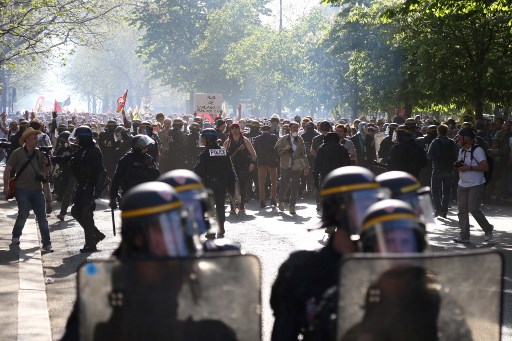 Los manifestantes se enfrentan a la policía antidisturbios durante una manifestación el 19 de abril de 2018 en París, como parte de un día de protestas de varias ramas convocado por los sindicatos franceses CGT y Solidaires contra las políticas del presidente francés en medio de una huelga ferroviaria y la diseminación de sentadas estudiantiles. El presidente de Francia se enfrentó a protestas masivas el 19 de abril cuando los sindicalistas buscan galvanizar a los estudiantes enojados, los trabajadores del sector público y los conductores de trenes en huelga en un movimiento conjunto en contra de su impulso múltiple para reformar la economía francesa. / AFP PHOTO / Zakaria ABDELKAFI