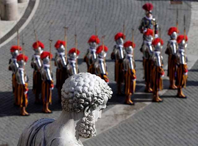 Swiss Guards stand in front of the St. Peter's Basilica before the Easter Mass at St. Peter's Square at the Vatican April 1, 2018. REUTERS/Max Rossi