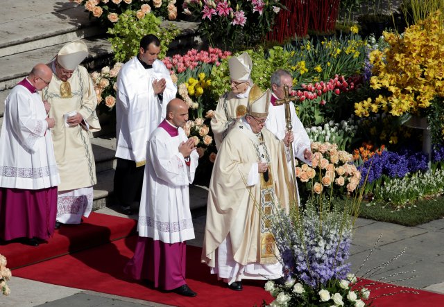 Pope Francis arrives to lead the Easter Mass at St. Peter's Square at the Vatican April 1, 2018. REUTERS/Max Rossi
