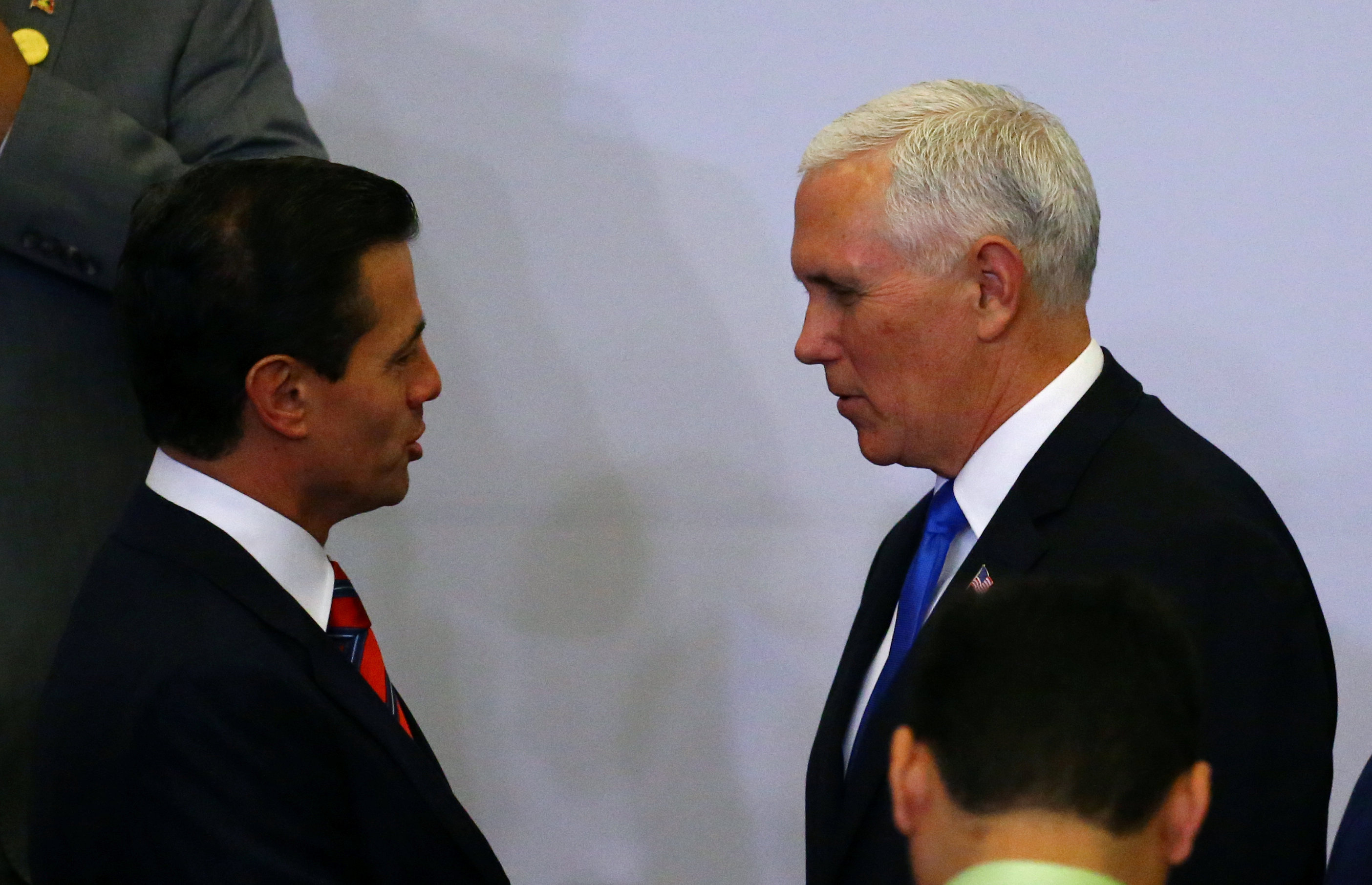 Pence dice que no habló de muro con Peña Nieto pero hubo avances en migración