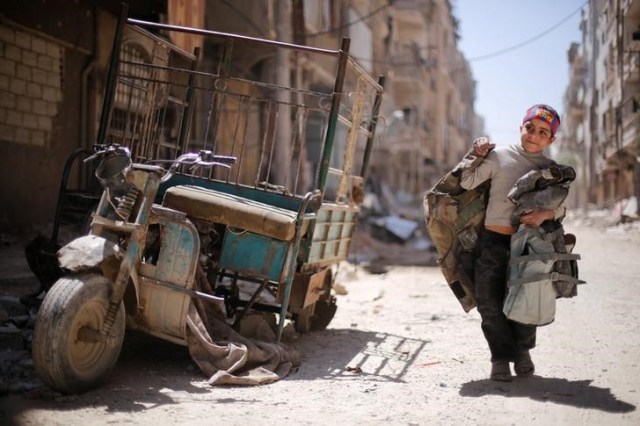 Un niño camina por una calle dañada en la ciudad de Douma en Damasco, Siria, el 16 de abril de 2018. REUTERS / Omar Sanadiki