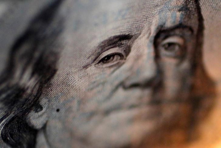 Dólar cotiza cerca de máximo de un mes por débiles datos económicos