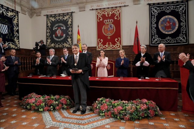 El escritor nicaragüense Sergio Ramírez recibe el Premio de Literatura Cervantes 2018 del Rey Felipe y la Reina Letizia de España en la Universidad de Alcalá de Henares en Alcalá de Henares, España, el 23 de abril de 2018. Juan Carlos Hidalgo / Pool vía REUTERS