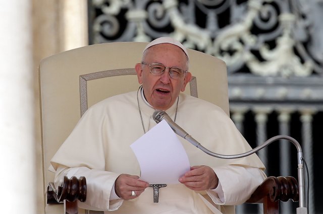 El Papa Francisco habla mientras dirige la audiencia general del miércoles en la plaza de San Pedro en el Vaticano, el 25 de abril de 2018. REUTERS / Max Rossi
