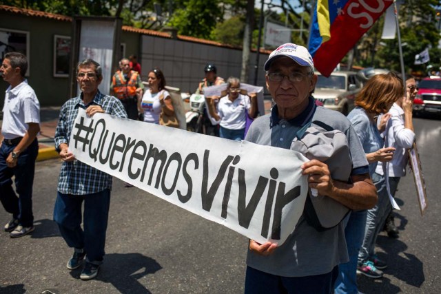 CAR02. CARACAS (VENEZUELA), 09/04/2018.- Pacientes con parkinson protestan por la crisis del sistema sanitario y de medicinas hoy, lunes 09 de abril de 2018, en Caracas (Venezuela). EFE/CRISTIAN HERNÁNDEZ