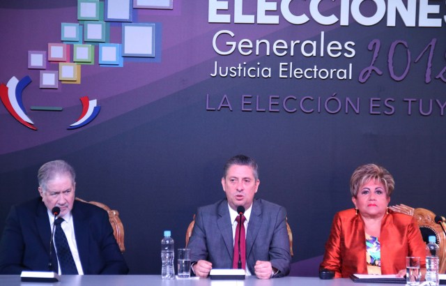 ASU03. ASUNCIÓN (PARAGUAY), 19/04/2018 - El vicepresidente del Tribunal Superior de Justicia Electoral (TSJE), Alberto Ramírez Zambonini (i); el presidente del TSJE, Jaime Bestard (c), y la ministra del TSJE, Elena Wapenka (d), hablan durante el lanzamiento de las misiones electorales hoy, jueves 19 de abril de 2018, en Asunción (Paraguay). El Tribunal Superior de Justicia Electoral (TSJE) ultimó hoy la preparación de los comicios del domingo, en los que se elegirá al nuevo presidente de Paraguay, con la recepción de las misiones de organismos internacionales que seguirán de cerca la marcha de los comicios. EFE/Carlos Pefaur