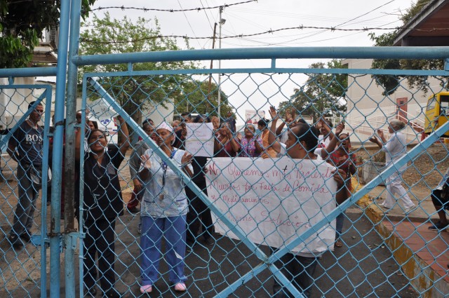 Trabajadores protestaron para exigir que les lleven insumos (Foto extraída de La Verdad de Vargas)