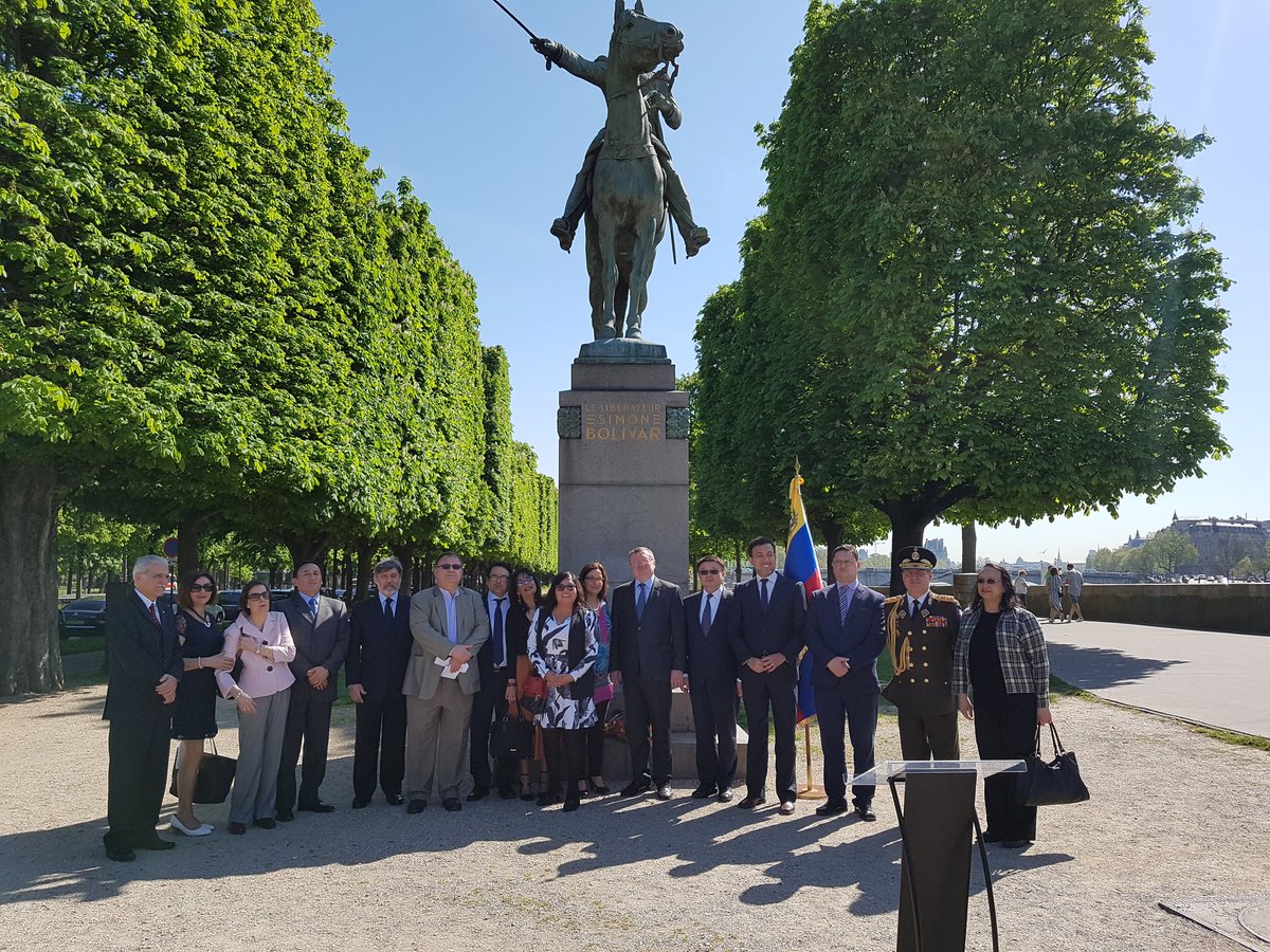 Con tremendo error “histórico” y dos banderas de Cuba celebra la embajada de Venezuela en París este #19Abr (Fotos)