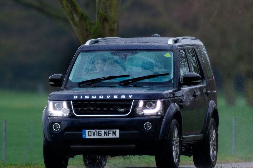 Sorprenden a un nieto de 10 años de la reina Isabel II conduciendo un carro (Foto + regaño)