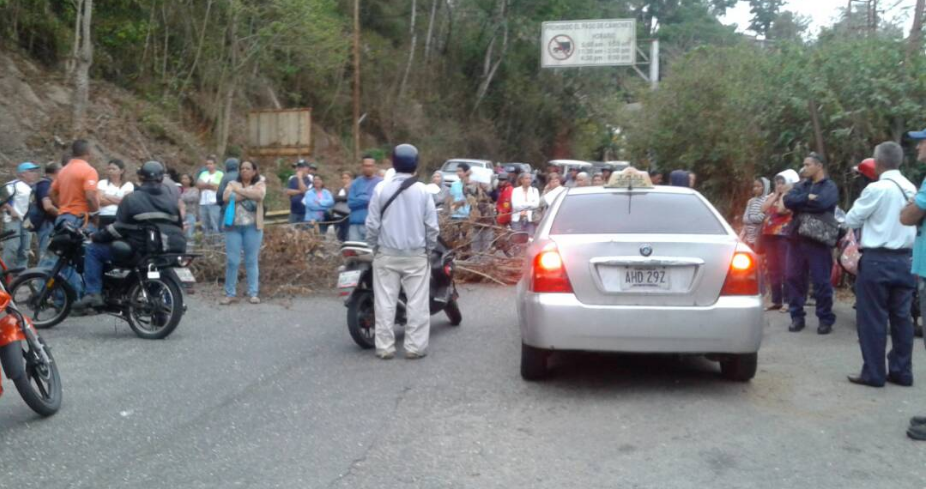 Trancaron en Hoyo de la Puerta  por protesta contra Hidrocapital #18Abr