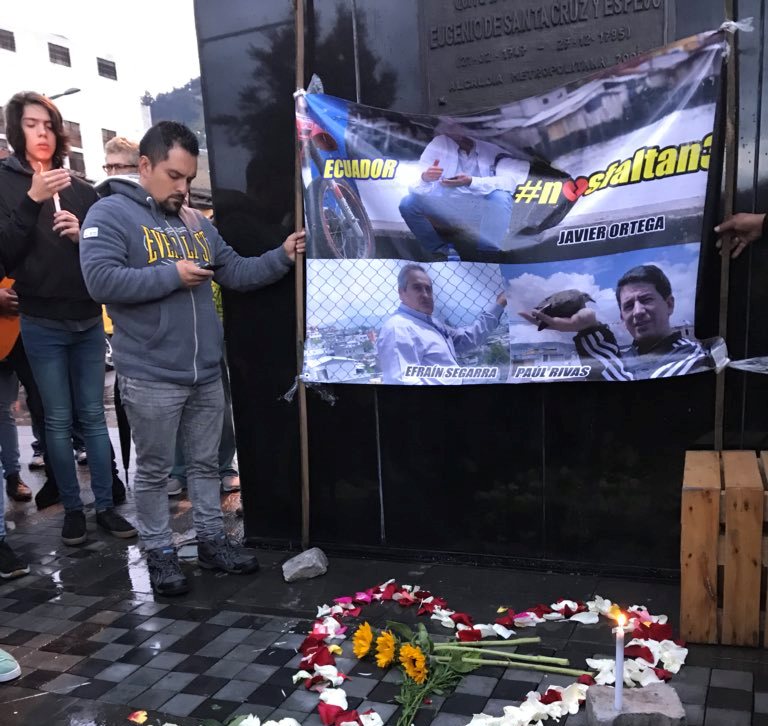 Un gran corazón de pétalos de rosas recuerda a equipo de prensa asesinado