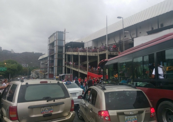 Protestan en el terminal La Bandera por irregularidades en la venta de pasajes #18Abr (fotos y video)